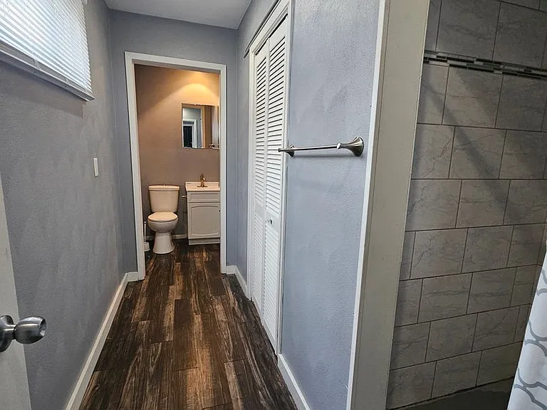 313 E Locust St — Photo 4