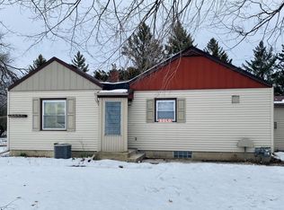 9705 N Cedarburg Rd, Mequon, WI 53092