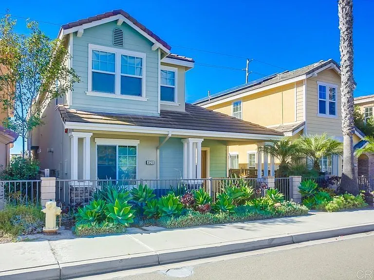 421 N Cedros Ave N — Photo 2