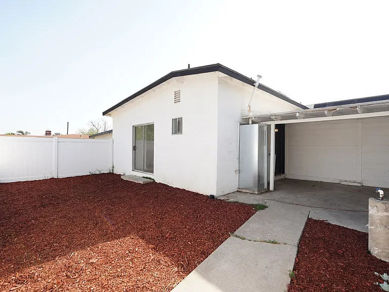 1443 N Riverside Ave — Photo 34