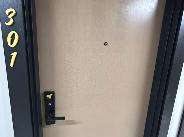 195 McCaul St #301, Toronto, ON M5T 0E5