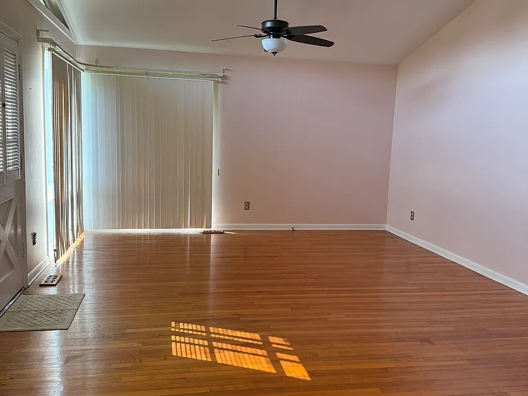 109 London Ln — Photo 10