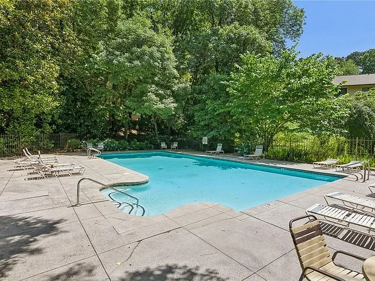 607 Lismore SE — Photo 33