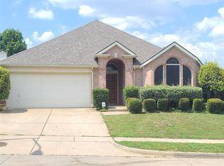 211 Crepe Myrtle Dr, Euless, TX 76039