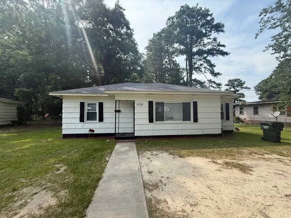 606 Greenmead Dr, Kinston, NC 28501