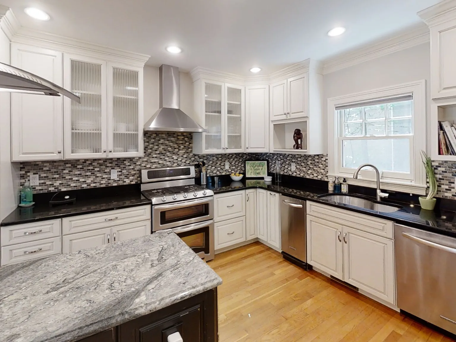 3 bed, 2.0 bath, 2000 sqft, $5,250 — Photo 3