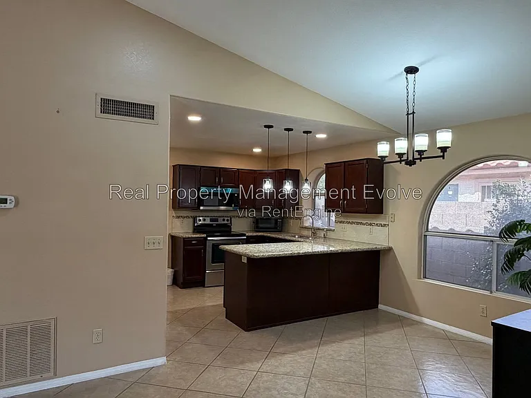 7568 W Kerry Ln — Photo 5
