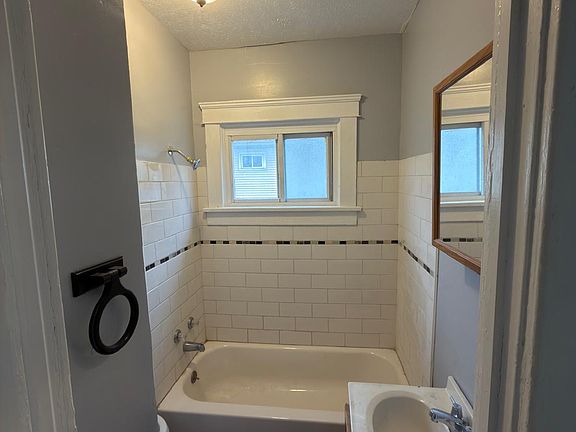 2nd image of 9616 Union Ave #Up
