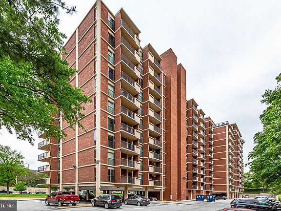 2nd image of 1300 Army Navy Dr APT 412