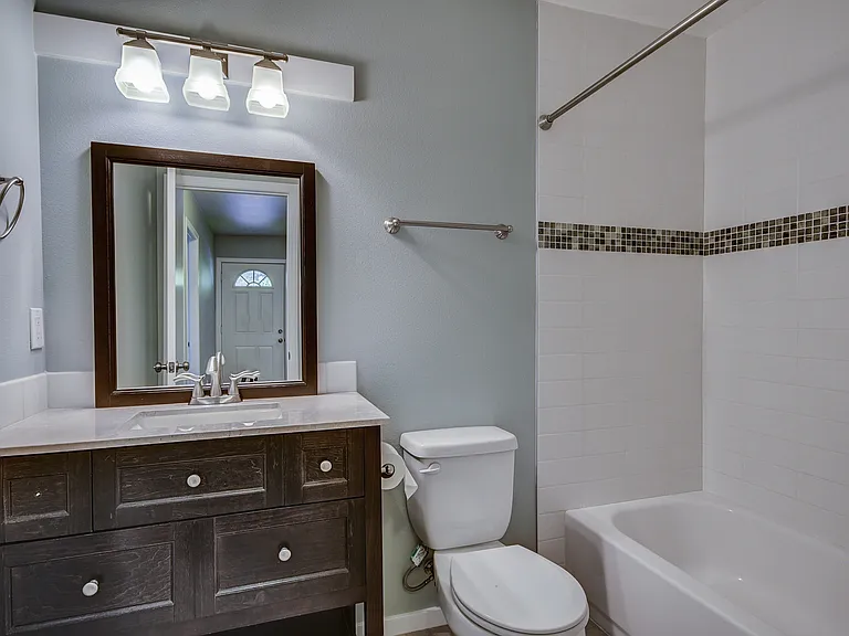 Recently Updated 2-bedroom Cottage — Photo 7