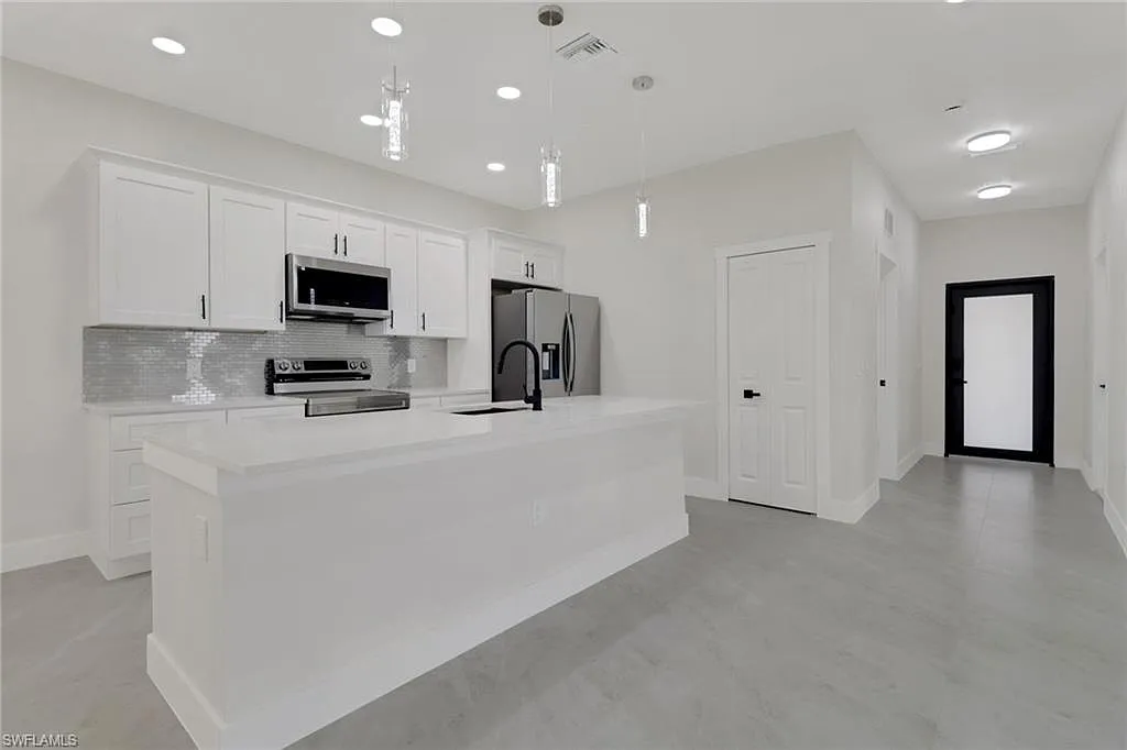 3 bed, 1200 sqft, $1,800 — Photo 3