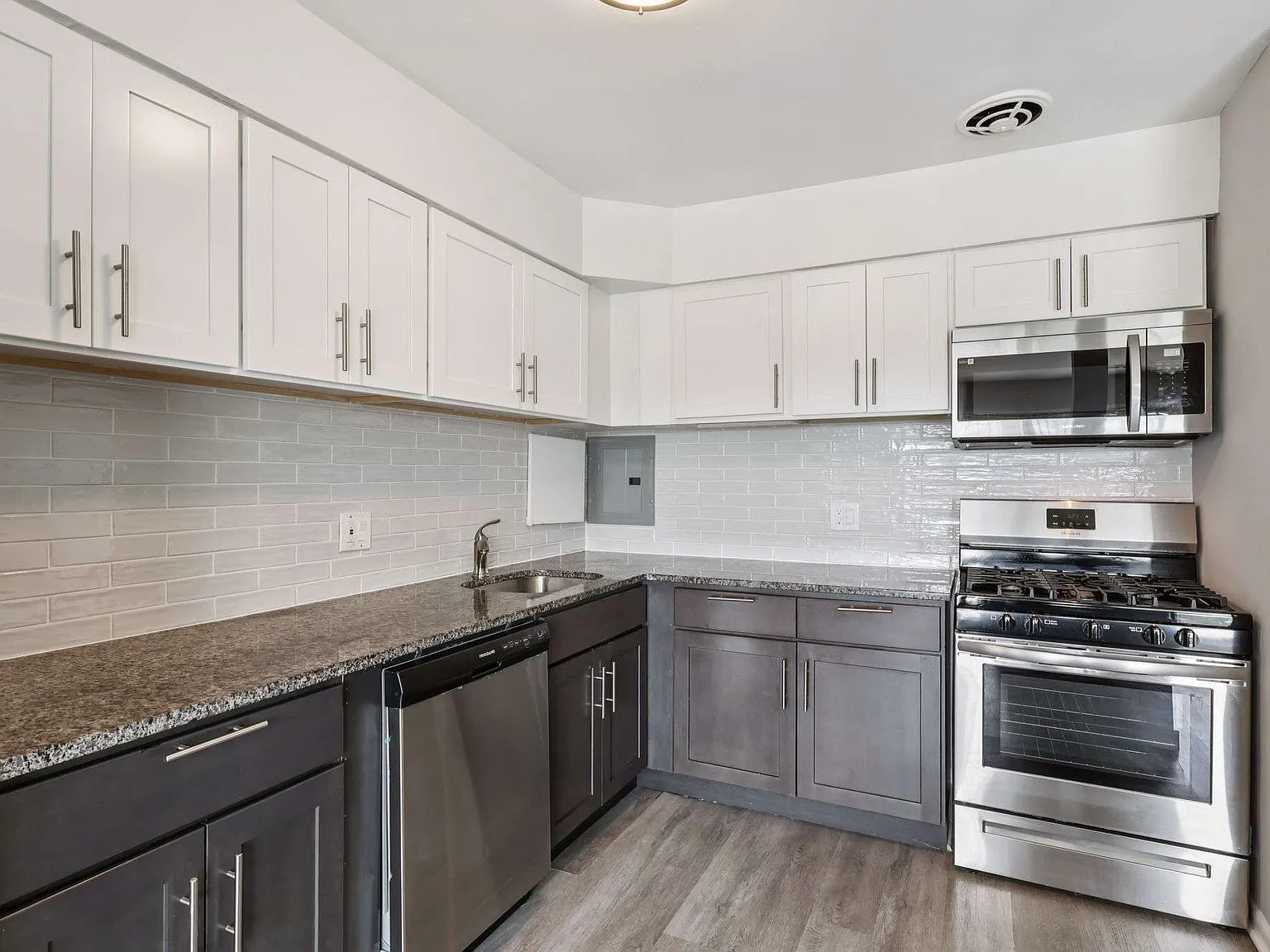 Henry on the Park Apartments — Photo 2