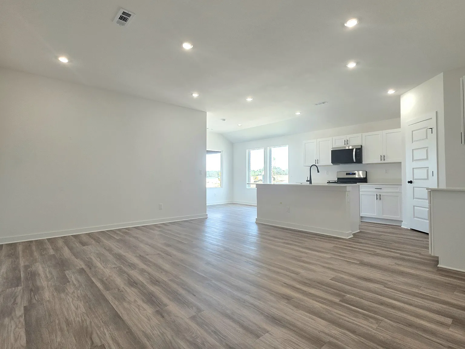 3 bed, 1450 sqft, $1,950 — Photo 2