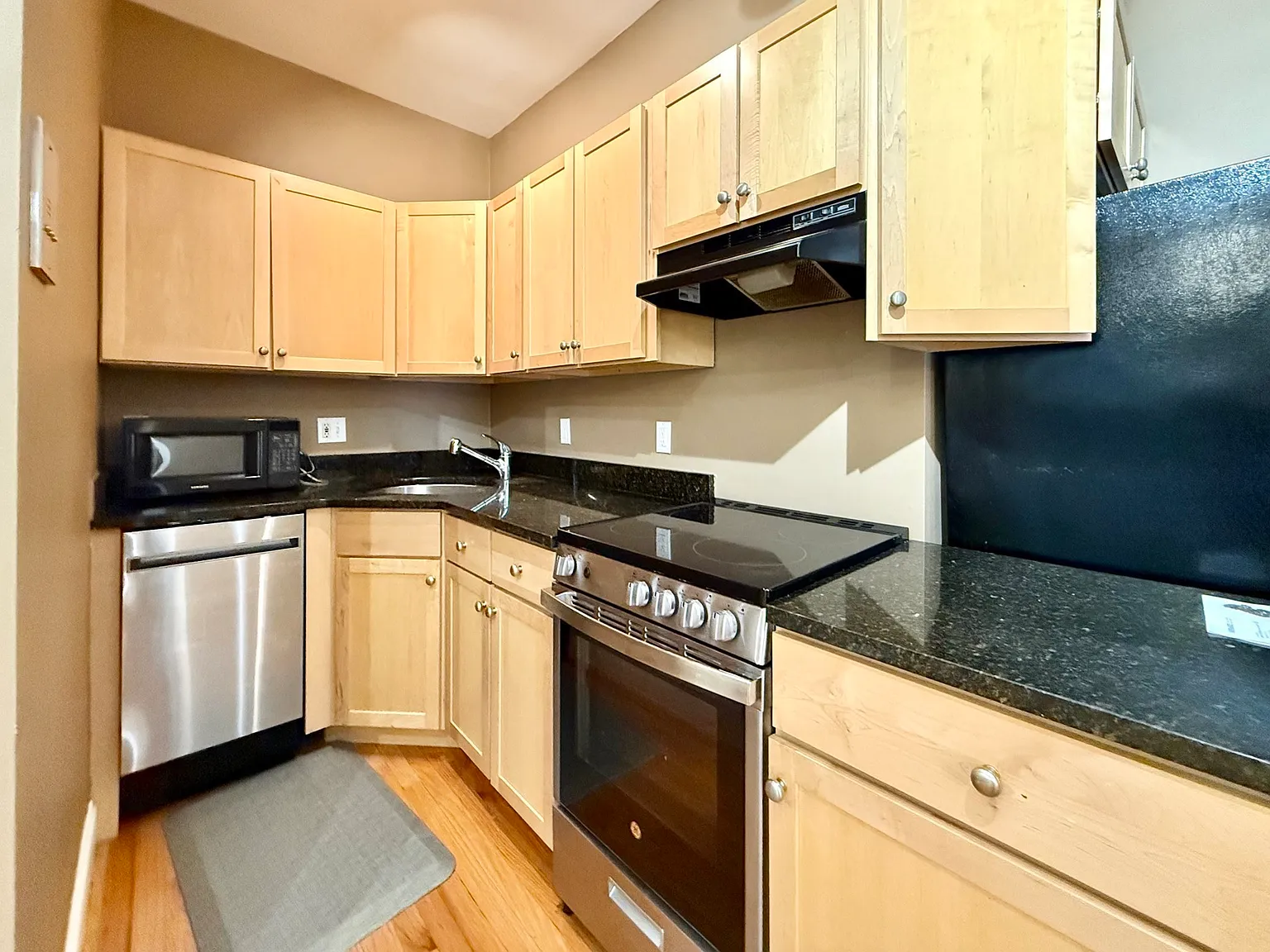 3 bed, 727 sqft, $3,300 — Photo 4