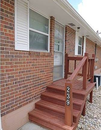 239 Driveway Entry