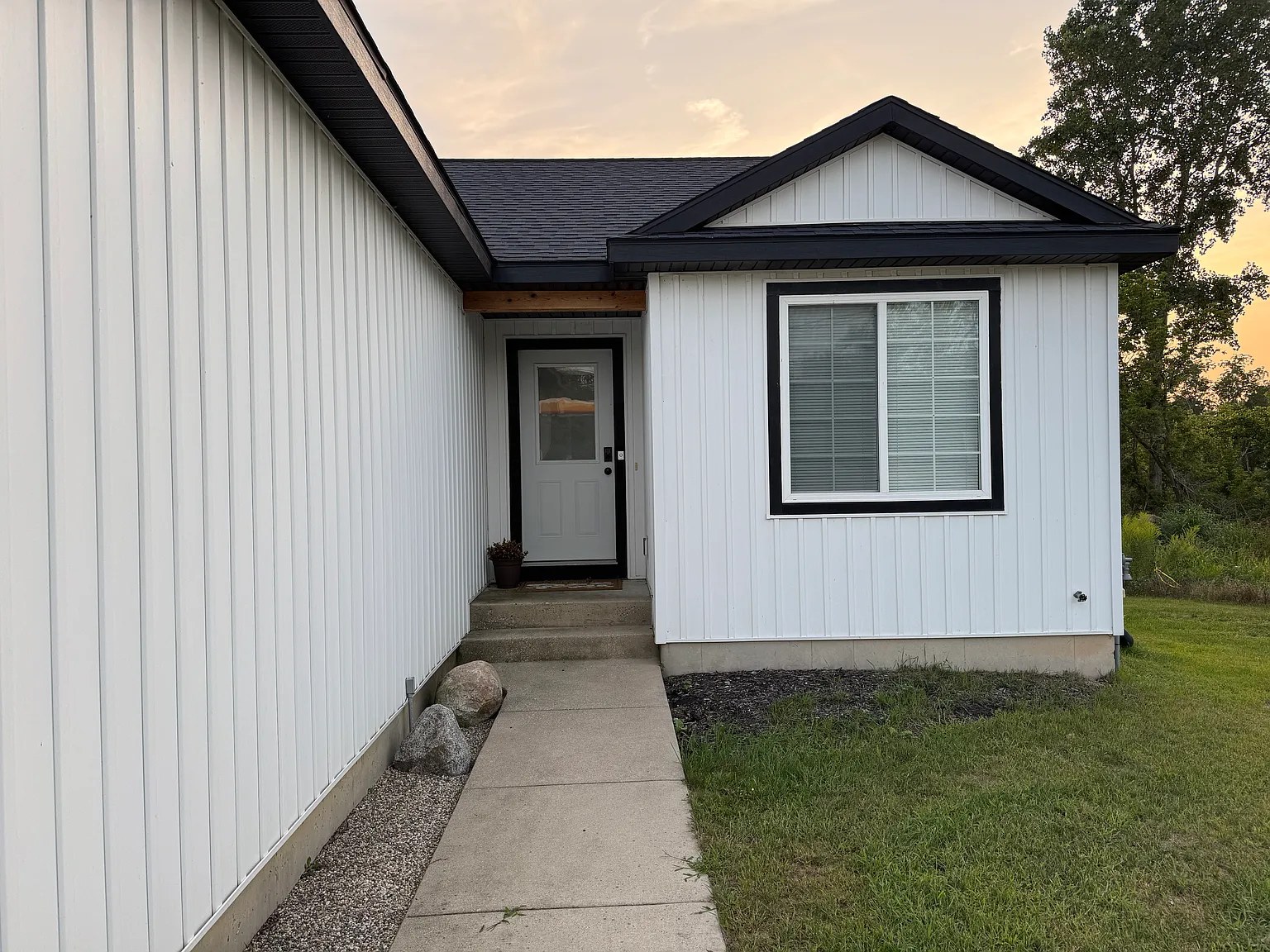 3 bed, 1800 sqft, $2,400 — Photo 2