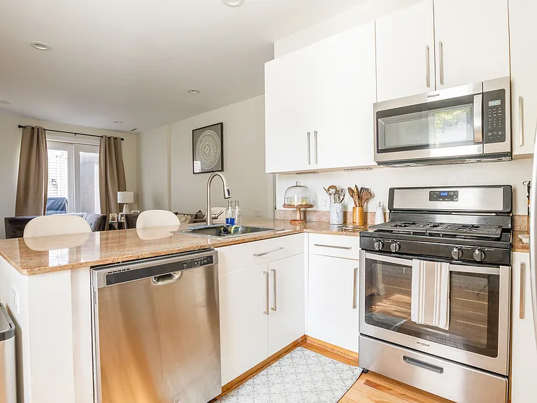 2451 N Clybourn Ave #8 — Photo 7
