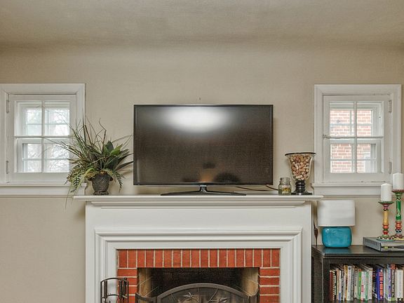 3rd image of 8837 White Ave