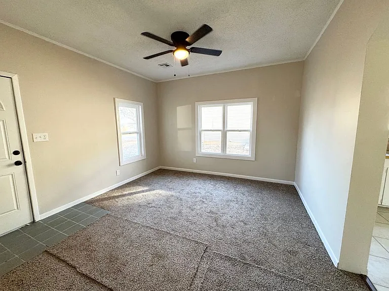 222 N Lee Ave — Photo 7
