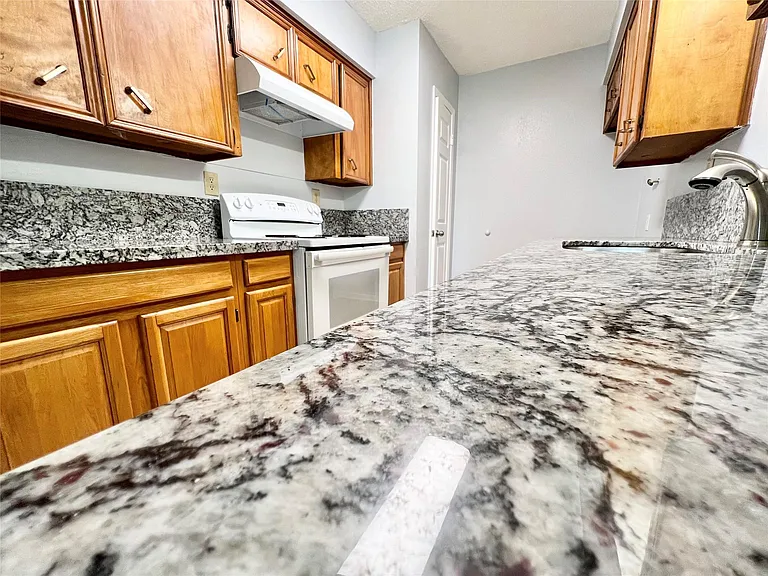 4023 Avenue Q 1/2 — Photo 16