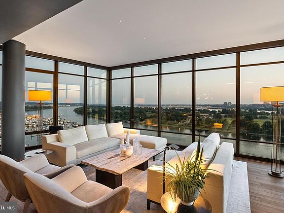 3rd image of 45 Sutton Sq SW Unit Penthouse 08
