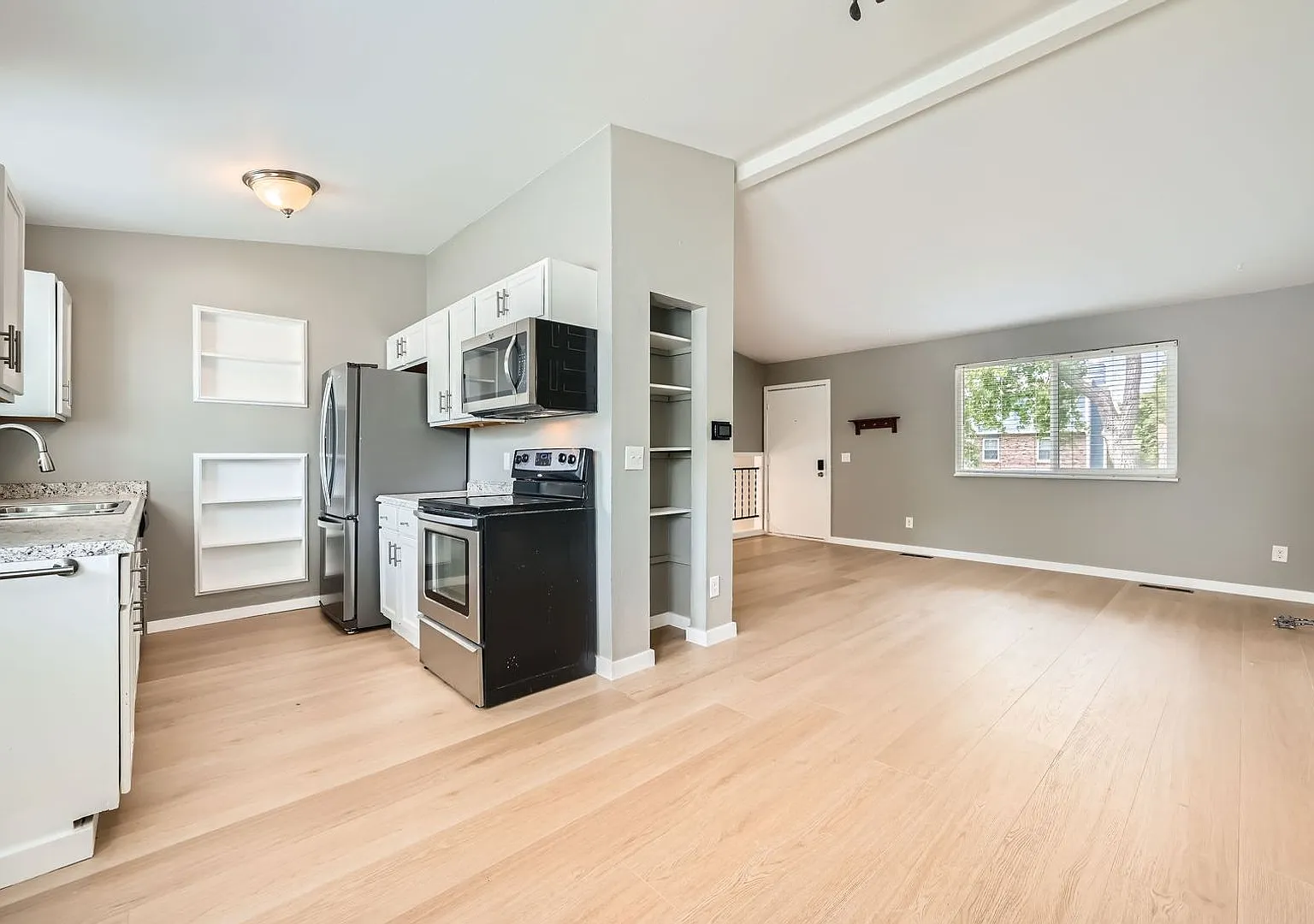 Spacious 3-Bedroom Aurora Home with Fenced Yard, Garage & Central AC — Photo 4