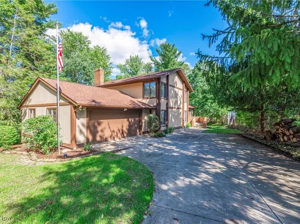 9247 Windswept Dr, Brecksville, OH 44141