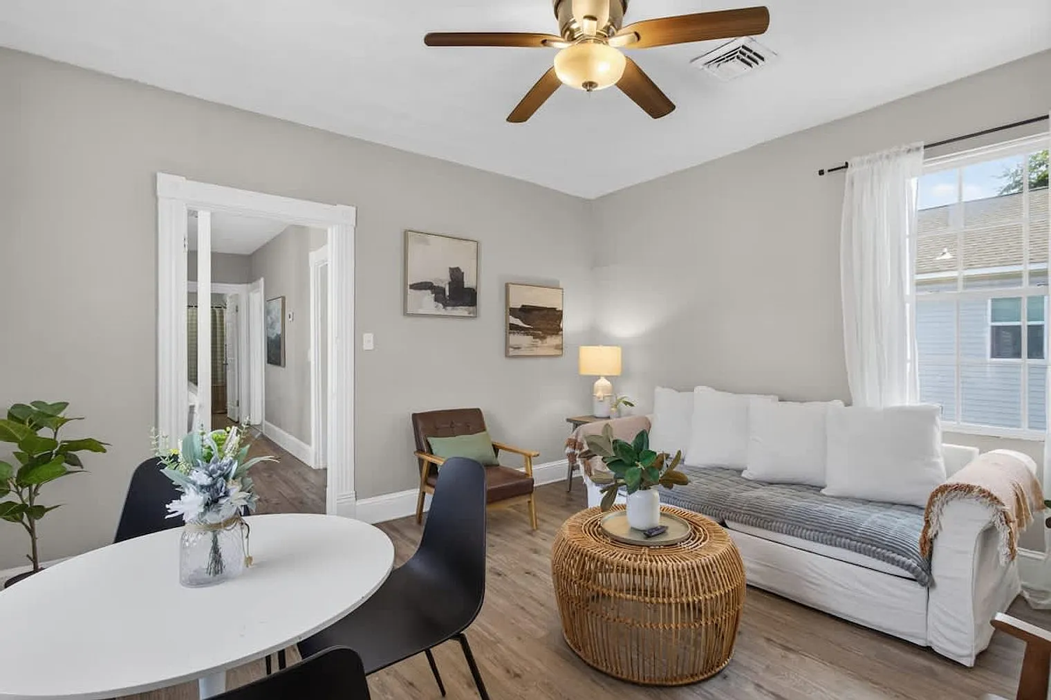 2 bed, 1.0 bath, 947 sqft, $4,364 — Photo 3