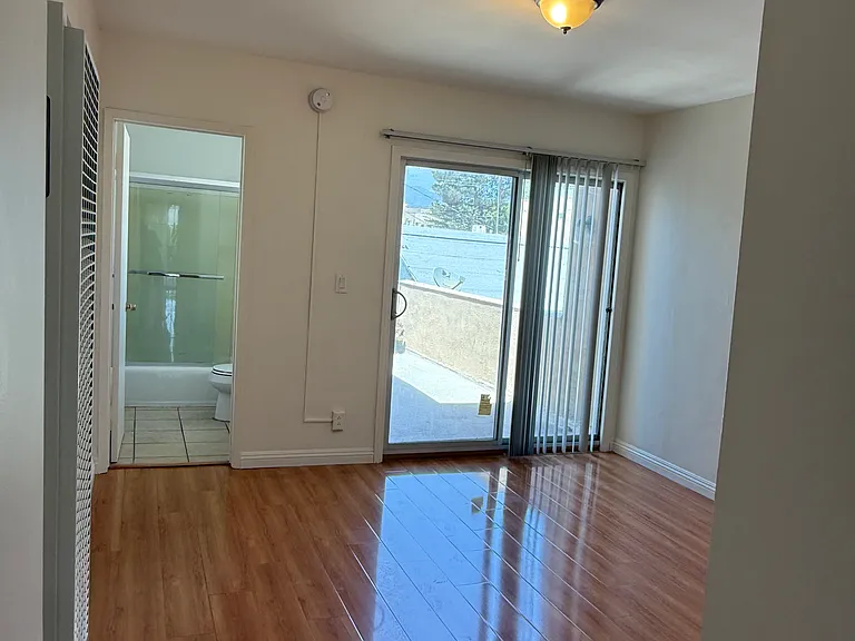 913 E Windsor Rd #6 — Photo 16
