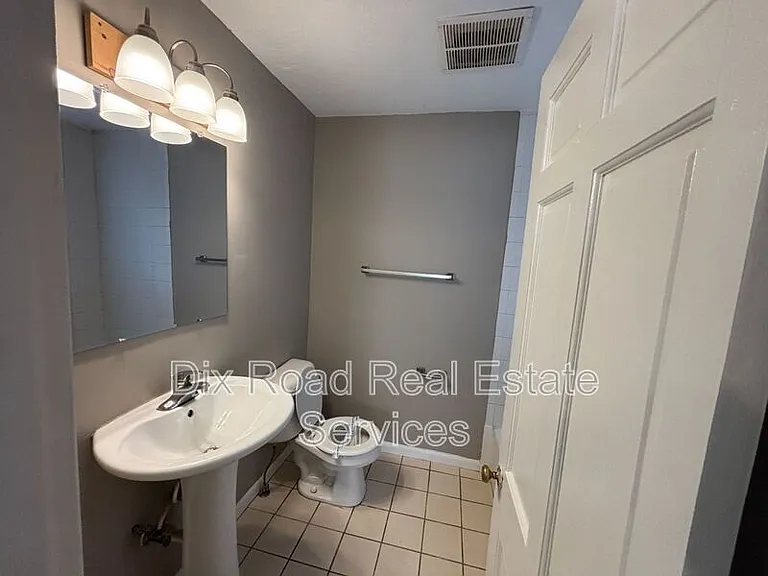 963 N E St — Photo 17