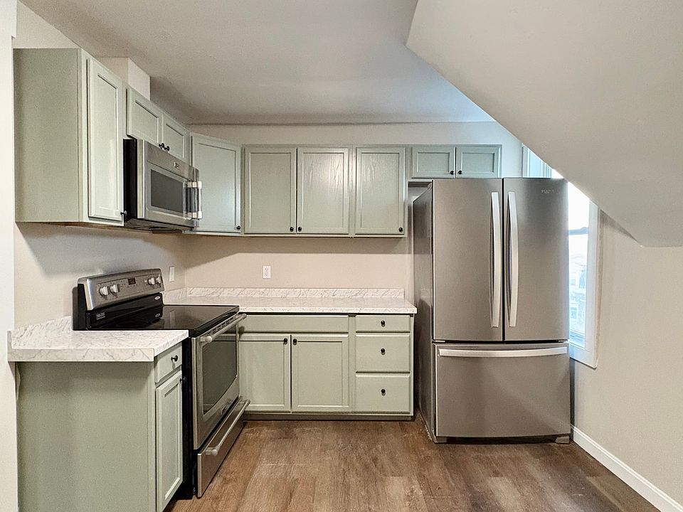 1st image of 28 Bartlett St Floor 3