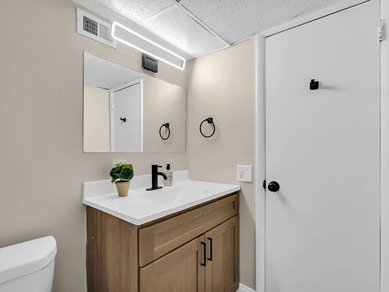Chateau Apartments — Photo 16