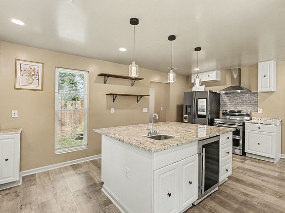 4th image of 820 E Cardinal Dr