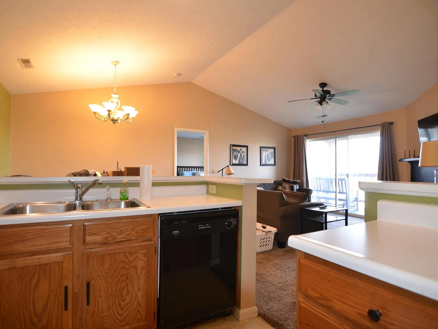2 bed, 925 sqft, $1,550 — Photo 3