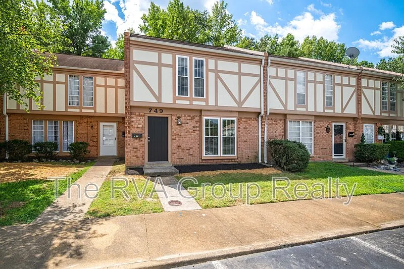 3 bed, 1.5 bath, 1218 sqft, $1,895 — Photo 2