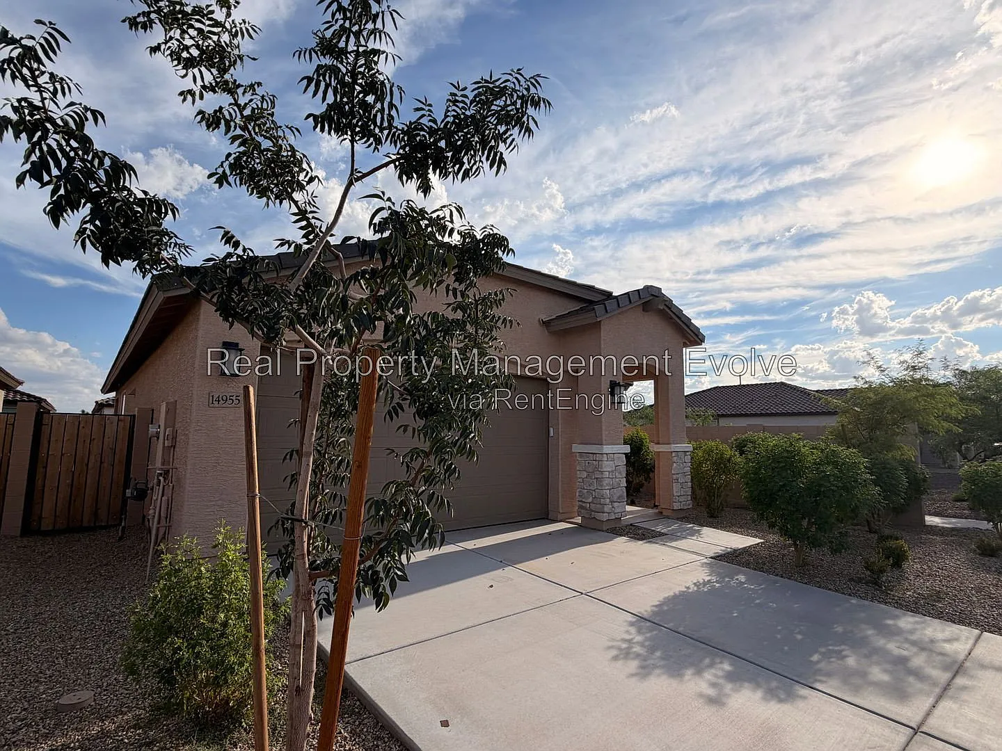3 bed, 2.0 bath, 1411 sqft, $2,000 — Photo 2