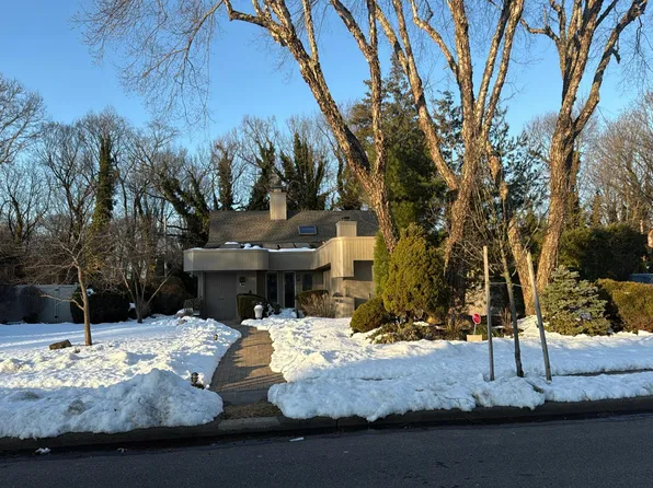 57 Parkway Dr, Roslyn Heights, NY 11577