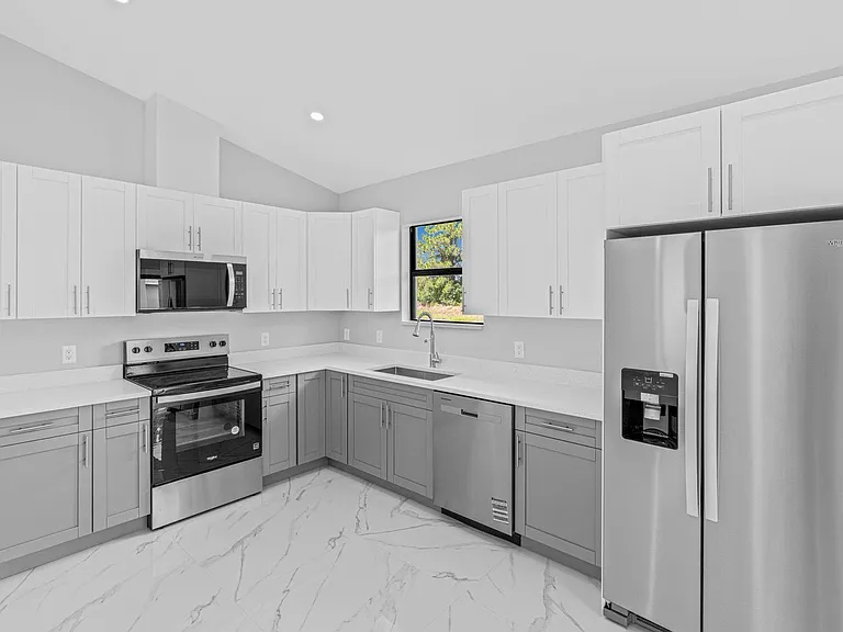 633 Windermere Dr — Photo 10