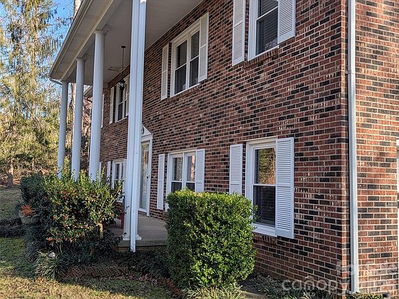 3rd image of 3065 Woodstream Dr