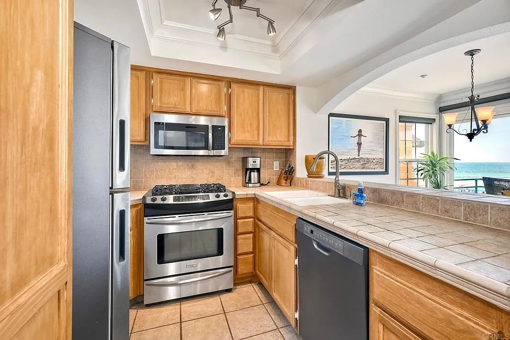 2 bed, 1010 sqft, $4,500 — Photo 3