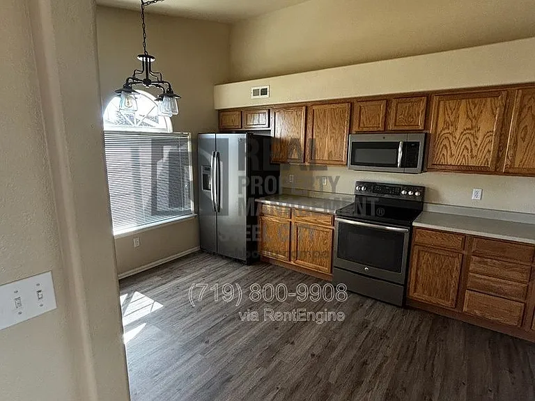 813 Ardath Ln — Photo 3