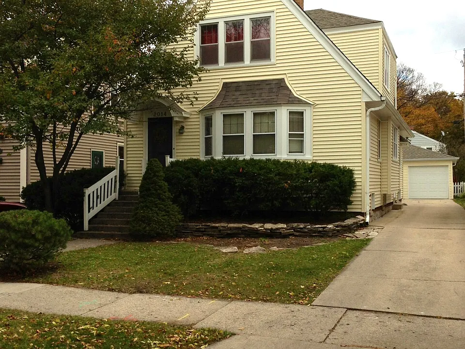 Separate entrance to upper from side