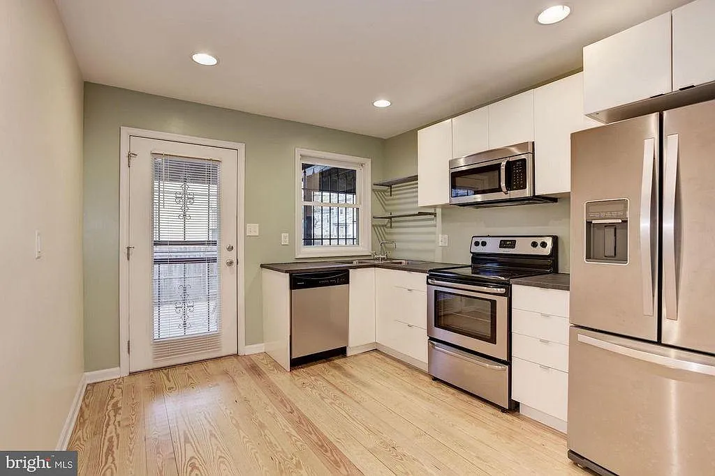 1218 W Ostend St — Photo 1
