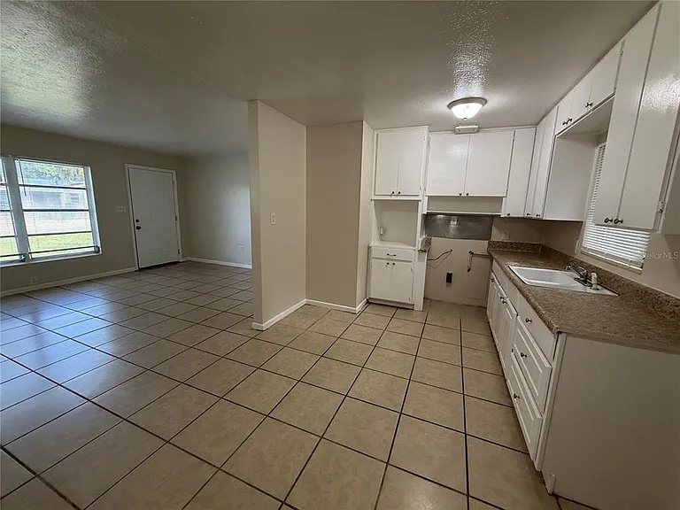 1323 Braebury Dr — Photo 2