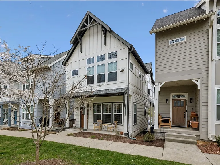 2324 Riverside Dr — Photo 1