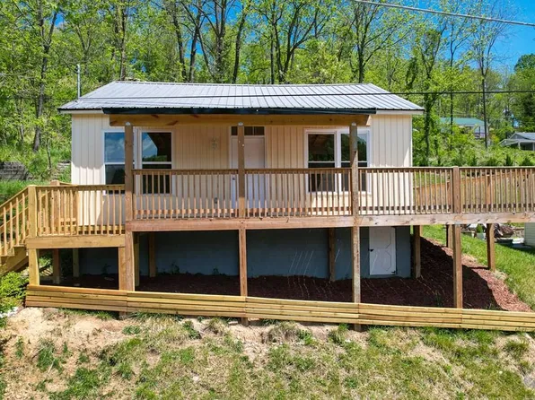 329 Grayson St, Fries, VA 24330