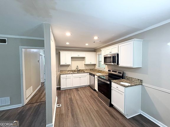 5th image of 310 Oak Dr SE