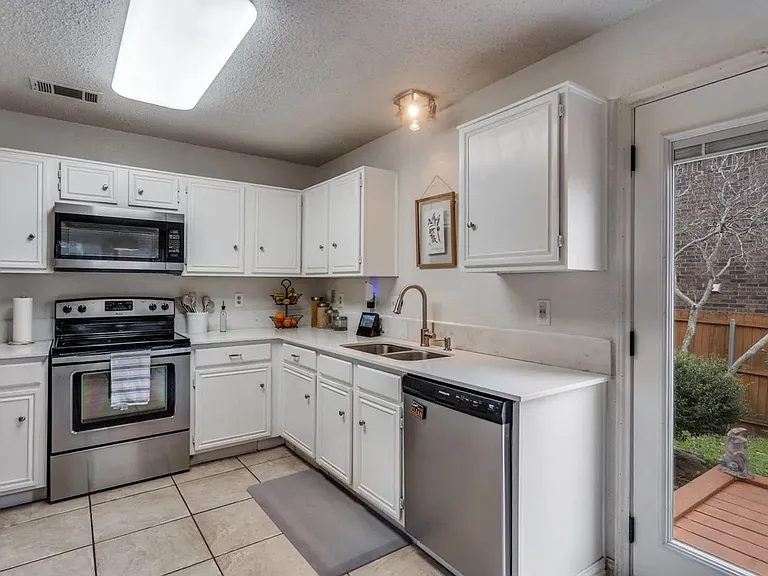 606 Bandera St — Photo 22