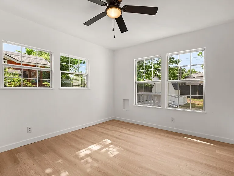 2937 Higgins St — Photo 20
