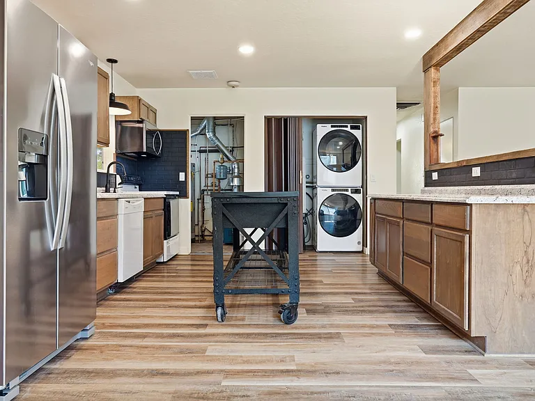 2045 Gunnison Ave — Photo 8